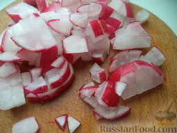 Салат из белокочанной капусты, огурцов и редиса: Редис вымыть, нарезать небольшими кубиками.
