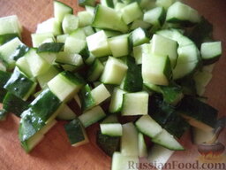 Салат из белокочанной капусты, огурцов и редиса: Огурцы вымыть, нарезать небольшими кубиками.