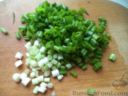 Салат из белокочанной капусты, огурцов и редиса: Зеленый лук вымыть, мелко нарезать.