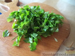 Салат из белокочанной капусты, огурцов и редиса: Зелень петрушки вымыть, мелко нарезать.