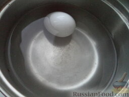 Салат из краснокочанной капусты и кукурузы: Яйцо сварить вкрутую (10 минут после закипания). Охладить.