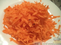 Салат из краснокочанной капусты и кукурузы: Морковь очистить, вымыть, натереть на крупной терке.