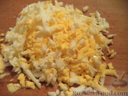 Салат из краснокочанной капусты и кукурузы: Яйцо очистить, натереть на крупной терке.