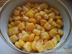 Салат из краснокочанной капусты и кукурузы: Открыть баночку кукурузы, слить жидкость.