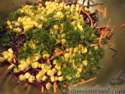 Салат из краснокочанной капусты и кукурузы: Капусту смешать с морковью, кукурузой и укропом.