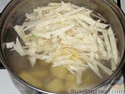 Борщ с говядиной: В кипящий бульон положить картофель и капусту, варить 10 минут.