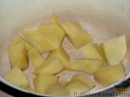 Борщ с говядиной: Картофель очистить, вымыть, нарезать кубиками.