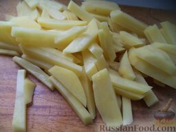 Борщ с квашеной капустой: Картофель очистить, вымыть, нарезать соломкой.