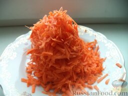 Борщ с квашеной капустой: Морковь очистить, вымыть, натереть на крупной терке.