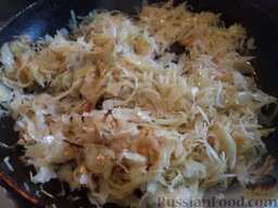 Борщ с квашеной капустой: Разогреть сковороду,налить растительное масло. В горячее масло выложить квашеную капусту.
