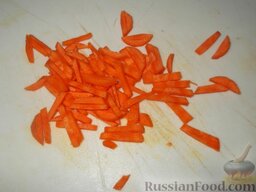 Суп из баранины с болгарским перцем: Морковь очистить, вымыть, нарезать соломкой.
