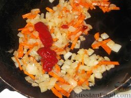 Суп из баранины с болгарским перцем: Добавить томатную пасту, перемешать, жарить еще 1-2 минуты.