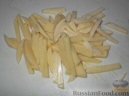 Суп из баранины с болгарским перцем: Очистить картофель. Вымыть, нарезать соломкой.