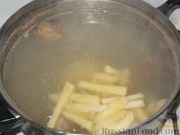 Суп из баранины с болгарским перцем: Через 90 минут после начала варки в бульон добавить картофель, варить 15 минут.