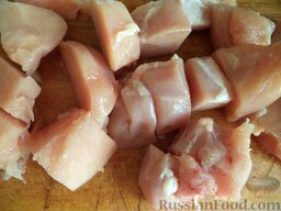 Куриный суп с шампиньонами: Как приготовить суп из шампиньонов и куриной грудки:    Мясо промыть, нарезать небольшими кусочками.