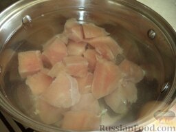 Куриный суп с шампиньонами: Мясо залить 1 л воды и варить 30 мин.
