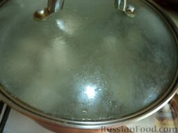 Куриный суп с шампиньонами: Затем добавить подготовленный картфель в бульон, варить 15 мин.