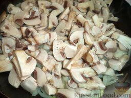 Куриный суп с шампиньонами: Разогреть сковороду, налить растительное масло. В горячее масло выложить лук и грибы.