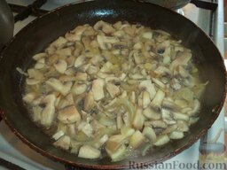 Куриный суп с шампиньонами: Жарить на растительном масле  5 мин, помешивая, на среднем огне.