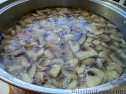Куриный суп с шампиньонами: Затем добавить зажарку в бульон. Суп посолить и варить до готовности на небольшом огне под крышкой (около 10 минут).  Куриный суп с шампиньонами готов.