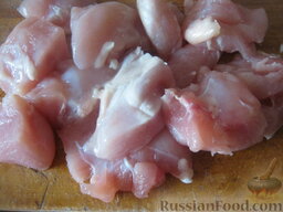 Рассольник из мяса курицы: Как приготовить рассольник с рисом и курицей:     Мясо куриное промыть, нарезать небольшими кусочками.