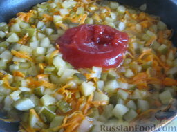Рассольник из мяса курицы с перловой крупой: Лук, морковь и огурцы пассеровать в масле, добавить томатную пасту, перемешать. Тушить около 2-3 минут на  маленьком огне.