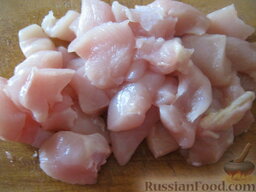 Рассольник из мяса курицы с перловой крупой: Затем нарезать небольшими кусочками (около 1,5*2 см).