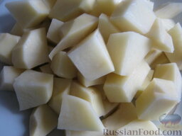 Рассольник из мяса курицы с перловой крупой: Картофель очистить, вымыть, нарезать кубиками.