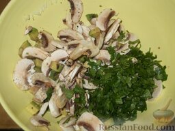 Салат из кальмаров с шампиньонами и авокадо: К грибам добавить мелко нарубленную зелень петрушки.