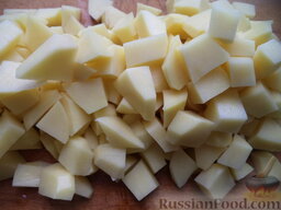 Суп с сосисками и картофелем: Картофель очистить, вымыть, нарезать кубиками.