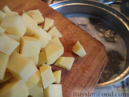Суп с сосисками и картофелем: Картофель положить в кипящий бульон, довести  до кипения, варить 15 минут на небольшом огне.