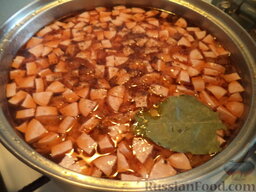 Суп с сосисками и картофелем: Сосиски добавить в бульон вместе с луком, лавровым листом и перцем. Посолить, варить до готовности на небольшом огне под крышкой (около 5-7 минут).