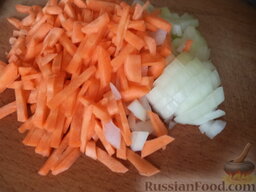 Суп с колбасой и рисом: Как приготовить суп из колбасы с рисом:    Лук очистить, вымыть, мелко нарезать. Морковь очистить, вымыть, нарезать соломкой (или натереть на крупной терке).