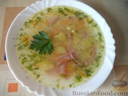 Суп с колбасой и рисом: Суп с колбасой и рисом разлить по тарелкам, посыпать зеленью петрушки.  Приятного аппетита!