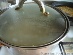 Суп с колбасой и рисом: Вскипятить бульон. Подготовленный картофель  положить вместе с рисом в кипящий бульон, варить 15 минут (на небольшом огне под крышкой).