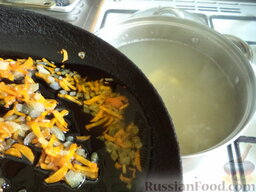 Суп с колбасой и рисом: Добавить в кастрюлю обжаренные овощи.
