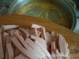 Суп с колбасой и рисом: Затем колбасу, посолить.