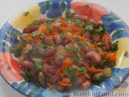 Фасоль, тушенная в томатном соусе: Готовую фасоль тушёную в томатном соусе выложить на блюдо, посыпать зеленью петрушки.