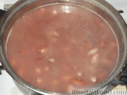 Фасоль, тушенная в томатном соусе: Затем варить на среднем огне до готовности (примерно 1 час), подливая воду по мере необходимости.