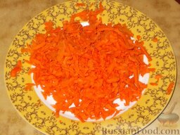 Фасоль, тушенная в томатном соусе: Морковь очистить, вымыть, натереть на крупной терке.