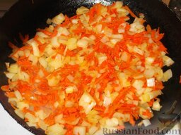 Фасоль, тушенная в томатном соусе: На сковороде разогреть растительное масло. Морковь и лук пассеровать в растительном масле на среднем огне, помешивая, до мягкости (10 минут).
