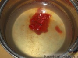 Фасоль, тушенная в томатном соусе: Для приготовления соуса бульон подогреть, смешать с томатной пастой.