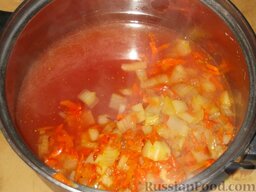 Фасоль, тушенная в томатном соусе: Добавить морковь и лук, посолить, поперчить.