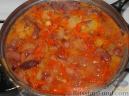 Фасоль, тушенная в томатном соусе: Фасоль выложить в кастрюлю, залить соусом, тушить на слабом огне под крышкой 15 минут.  Тушеная фасоль c морковью в томате готова.