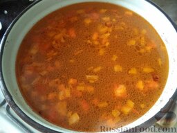 Суп из свинины с вермишелью: Добавить в кастрюлю вермишель и тушеные овощи, посолить, поперчить. Варить суп с мясом и овощами до готовности вермишели (около 5-10 минут).