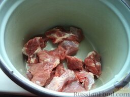 Суп из свинины с вермишелью: Мясо положить в кастрюлю.