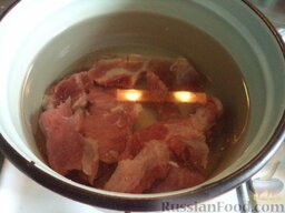 Суп из свинины с вермишелью: Мясо залить 1,5 л холодной воды, поставить на огонь, довести до кипения.  Снять образовавшуюся пену и варить мясо на небольшом огне под крышкой 1 час.