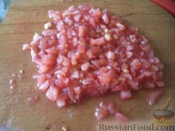 Суп из свинины с вермишелью: С помидоров снять кожицу, мякоть мелко нарезать.