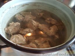 Суп из свинины с вермишелью: Картофель добавить в кастрюлю с бульоном, варить 10 мин.