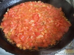 Суп из свинины с вермишелью: Разогреть сковороду, налить растительное масло, выложить лук и помидоры. Тушить помидоры с луком 5 мин., помешивая, на небольшом огне.